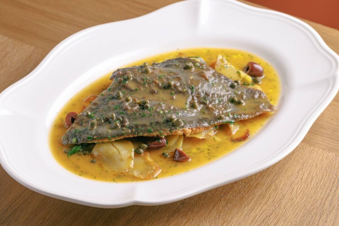 Половина камбалы с картофелем, оливками и базиликом