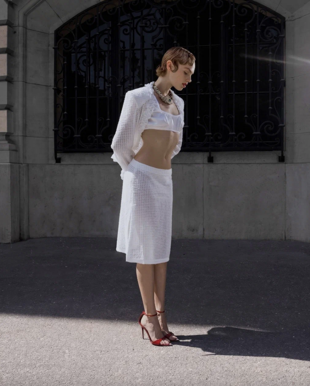 Это красиво — белоснежный костюм Walk of Shame Виты на haute couture шоу Schiaparelli. Фото: Саша Фаворов