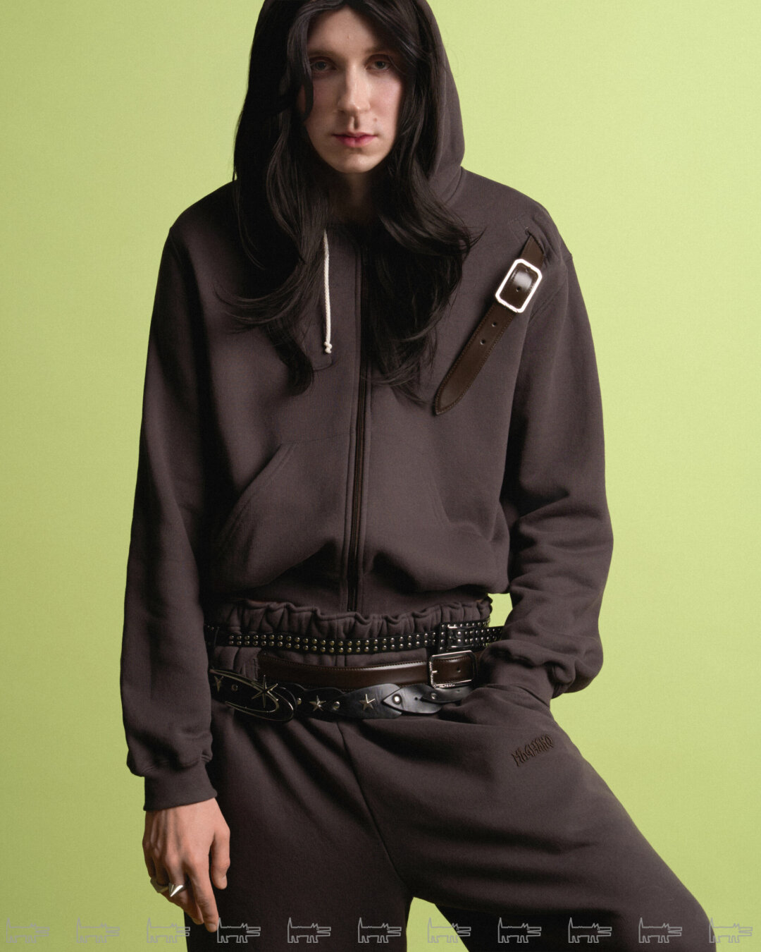 На Александре: худи и штаны MAGLIANO (ЦУМ), лоферы FABI (NO ONE), кольца RICK OWENS, DIESEL, BROSWAY (все — POISON DROP), ремни BEFREE