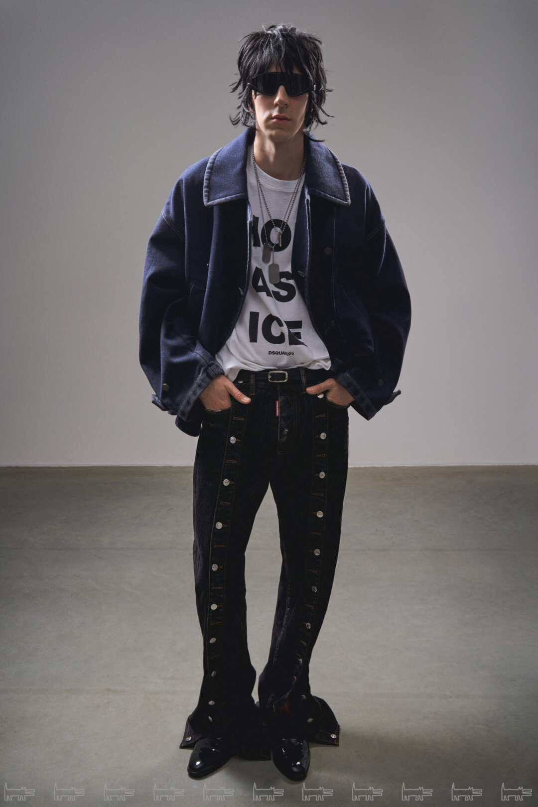 На Александре: футболка DSQUARED2, очки GUCCI, куртка UMA WANG (все — ЦУМ), колье MAXIMILIAN SILVER LABEL, HAND AROUND (все — POISON DROP), туфли