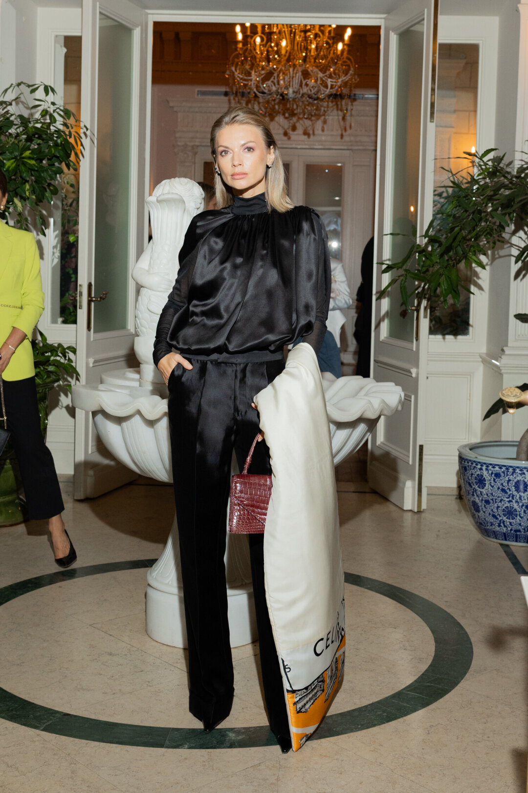 На Юлии: блуза JM STUDIO, брюки MAISON MARGIELA, шарф CELINE, сумка BOTTEGA VENETA