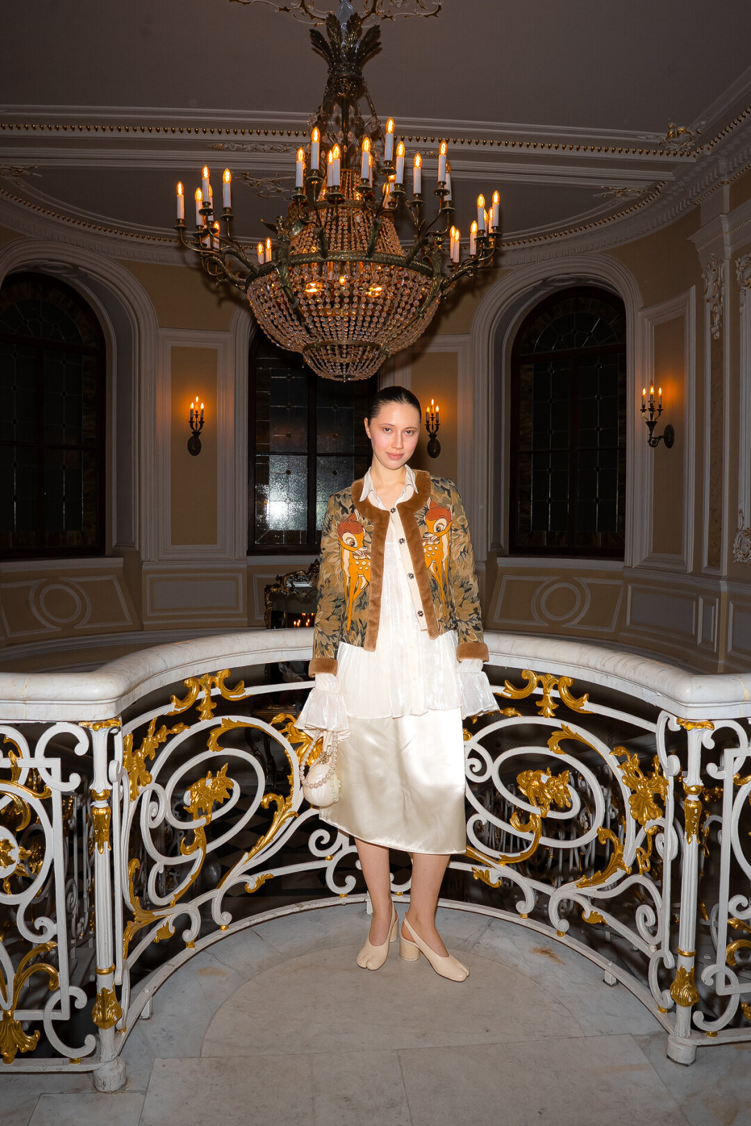 На Елизавете: жакет JEAN-CHARLES DE CASTELBAJAC, юбка и блуза ВИНТАЖ, туфли MAISON MARGIELA, сумка SIMONE ROCHA