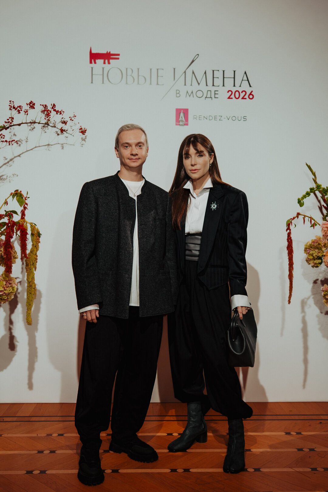 На Анне: рубашка VAN LAACK, пиджак YVES SAINT LAURENT, брюки TRUE RED, ботинки MAISON MARGIELA, сумка и пояс ARNY PRAHT; на Владе: пиджак ВИНТАЖ
