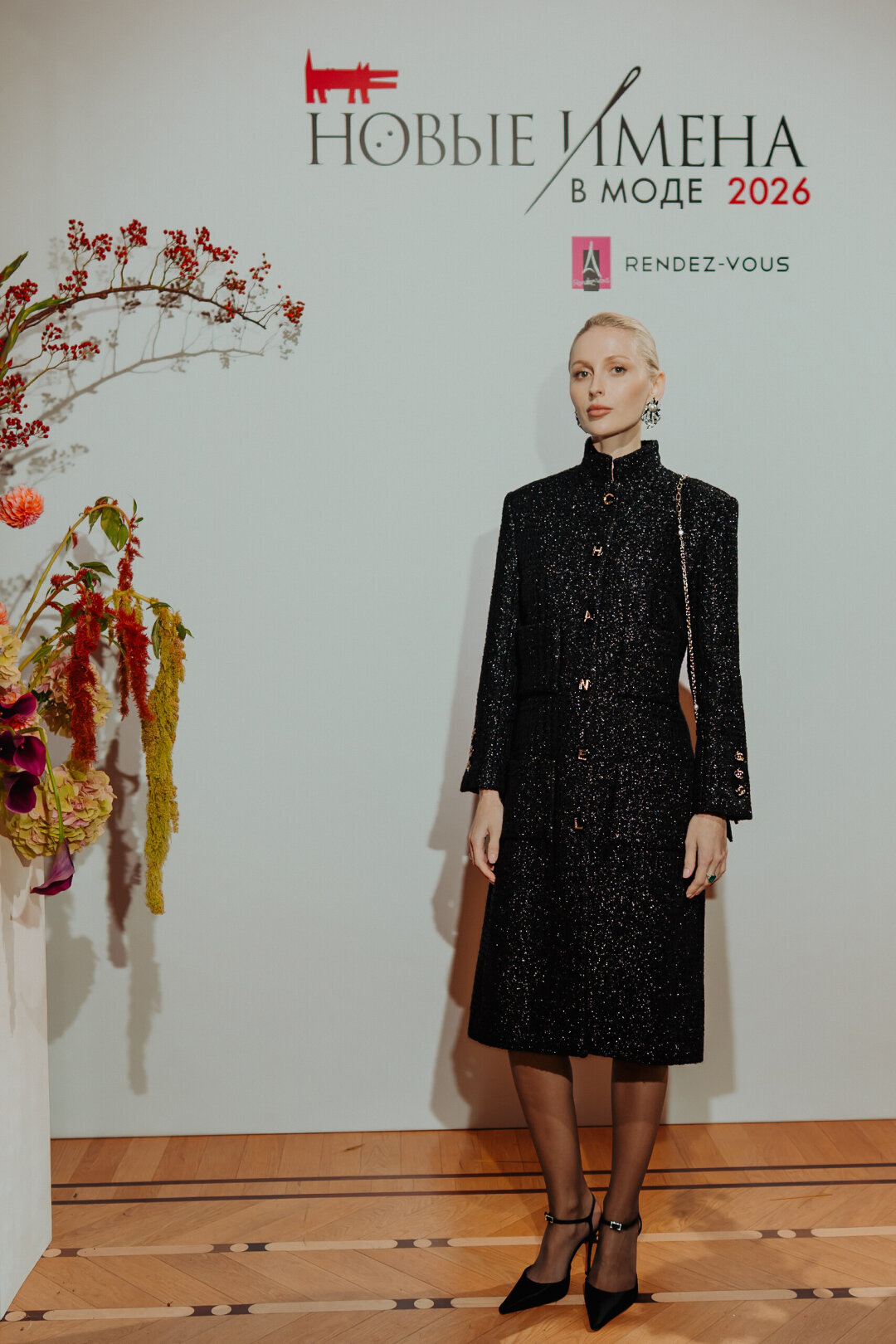 На Алине: платье-пальто CHANEL, сумка CHRISTIAN DIOR, туфли AMINA MUADDI
