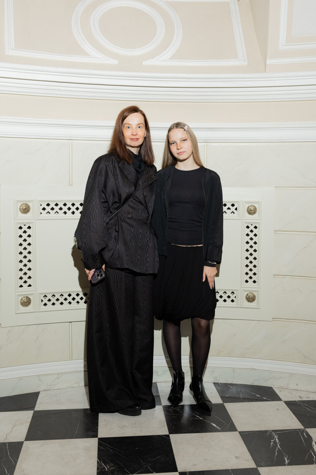 На Юлии: костюм OLA OLA, сумка CHRISTOPHER KANE; на Зинаиде: юбка ALAIA, жакет MARTINE SITBON.