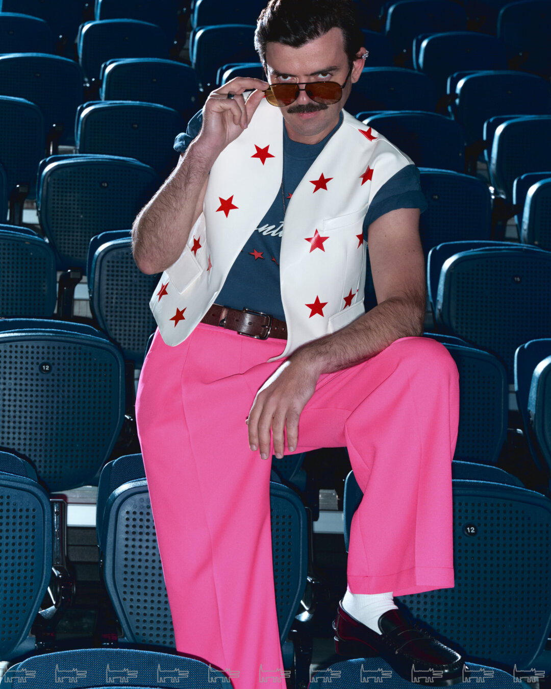 На Антоне жилет PUSHBUTTON (Rehabshop), футболка PLANTA ROSA, брюки STOCKHOLM (SURFBOARD) CLUB, ремень DAZE (Peak Concept), очки GUCCI (ЦУМ), кольцо