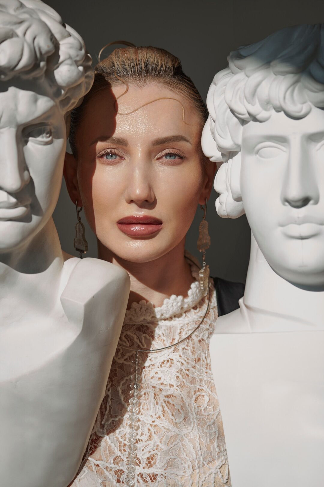 СВЕТЛАНА МУТИНА врач-дерматовенеролог, косметолог, главный врач клиники Calin Aesthetic. Колье, серьги SOPHIA, блуза из кружева ЧУЛЕ