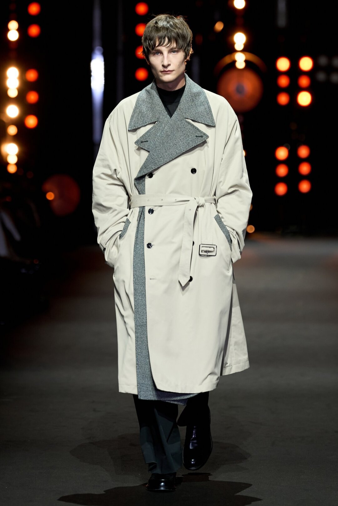 Раскрываем субличность настоящего детектива в двубортном тренче Dolce & Gabbana и дендистских пенни-лоферах MVST