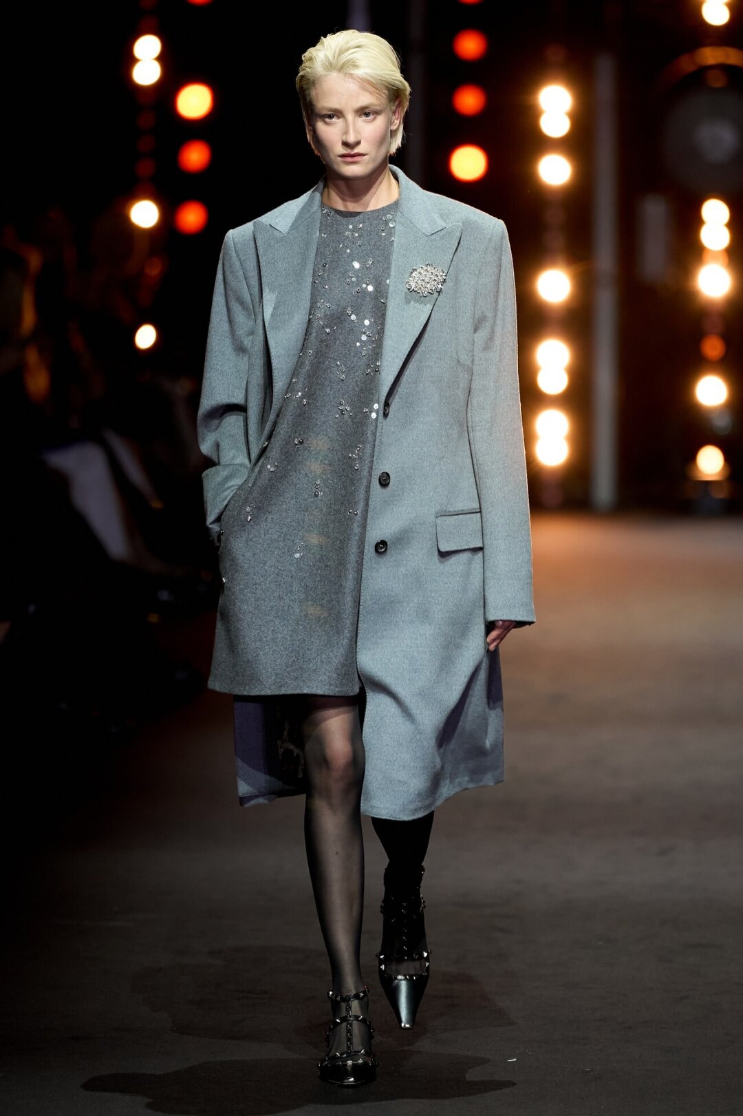 Украшаем лацкан пальто Dolce & Gabbana акцентной брошью Anton Heunis