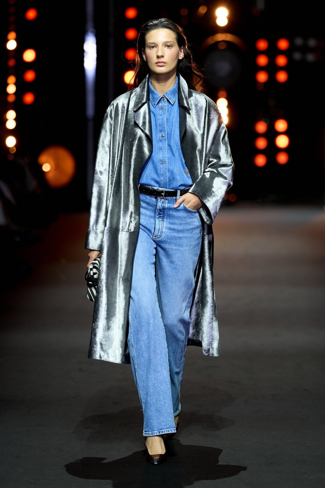 Носим деним MVST красиво — со сверкающим металлик-пальто Giorgio Armani, тонким ремнем Ann Demeulmeester и зеброклатчем Moschino