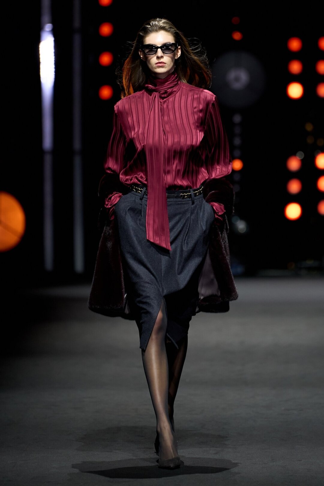 Раздаем стейтмент-шик при помощи блузы Saint Laurent, дополненной юбкой Dolce & Gabbana и меховым шарфом-накидкой MVST (по-бонвивански носим на