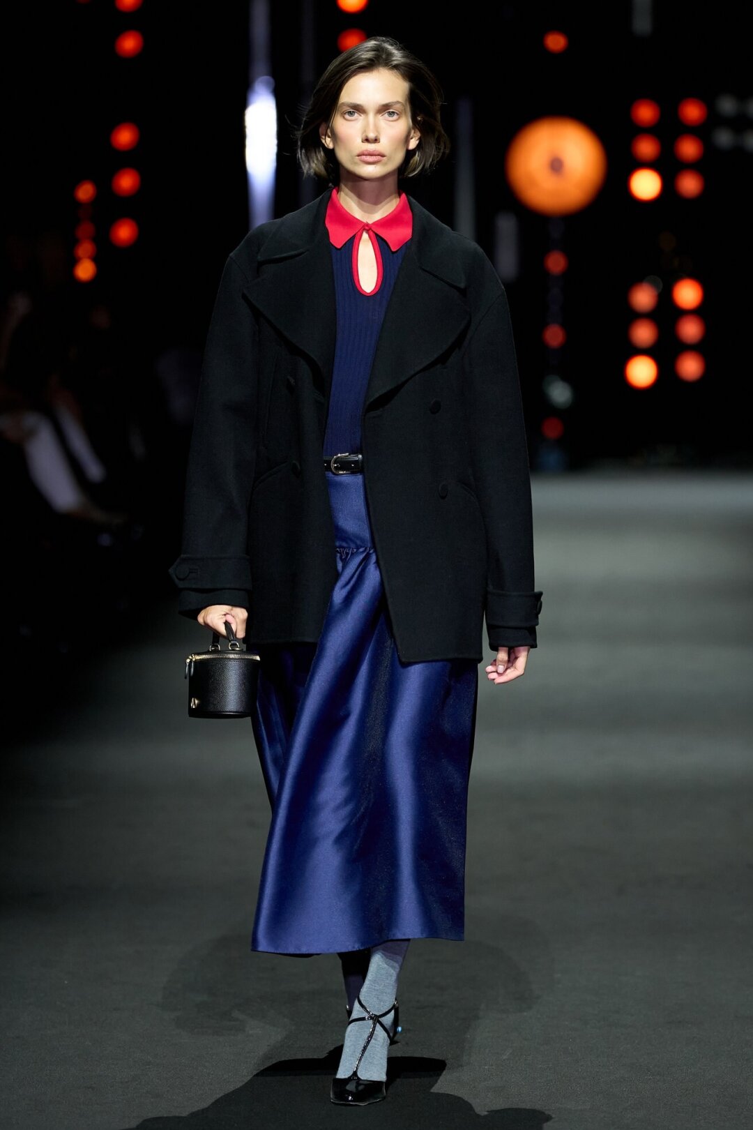 Мастхэв — биколорное поло Jil Sander, которое запросто сочетаем с полупальто MVST и объемной юбкой Self-Portrait. А босоножки Francesco Russo по