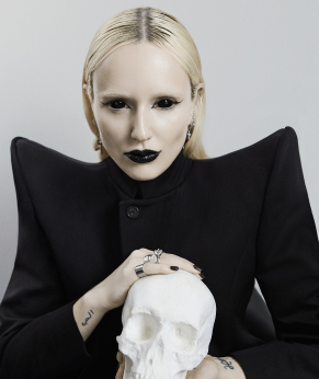 Порно әйел жігіттің мүшесін жұлып алады және оған сперма жасауға мүмкіндік бермейді Мәскеу саябағындағы секс