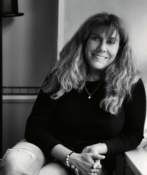 Полиция әйелін ұрып-соғып жатқан суреті