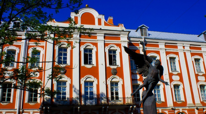 В Петербурге и Москве на удалёнку перевели все вузы