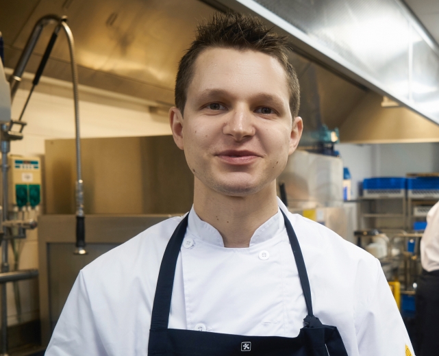 Повар сколько лет. Мужчина повар. Повар сколько лет. Красивый повар. Технолог общепита.