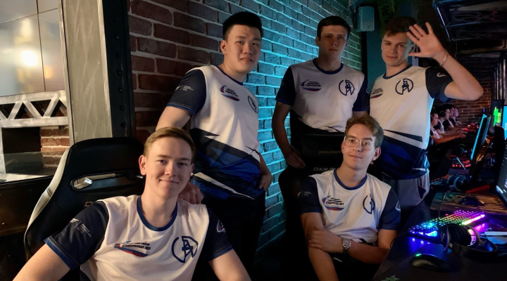 команда киберспортсменов за компьютерами