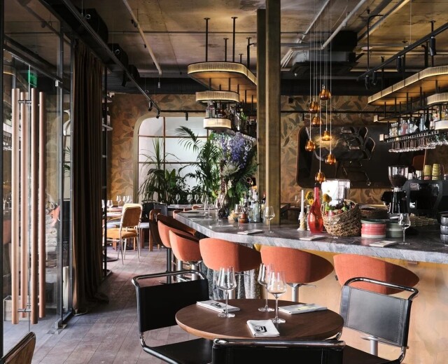 Подругимен ваннаға бару