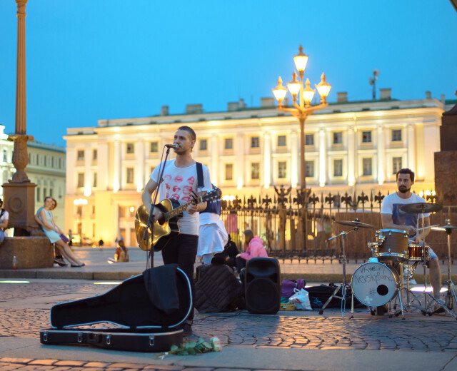 Уличным музыкантам в Петербурге придется согласовывать выступления через МФЦ