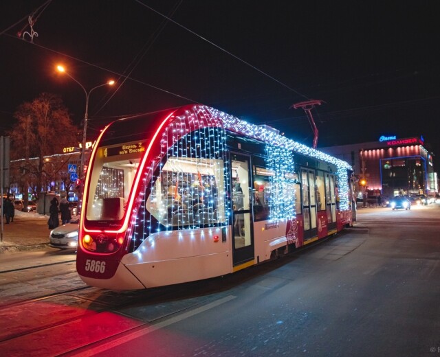 В Перми украсили трамваи новогодними гирляндами