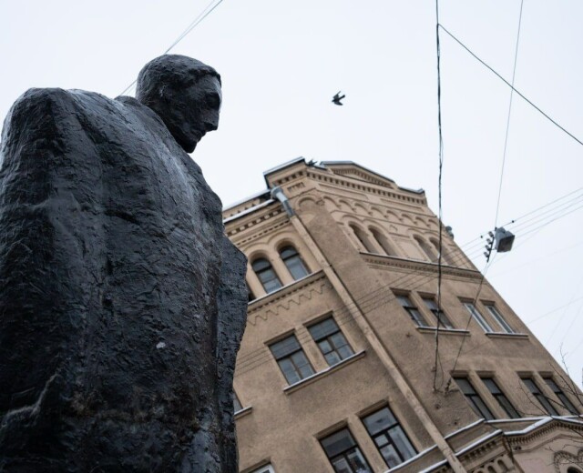 В Петербурге установили «падающий» памятник Блоку. Мария Элькина, Александр Семенов и другие — о скандальной скульптуре