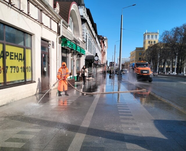 В Уфе начали мыть и пылесосить улицы