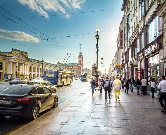 Средняя зарплата выросла до 80 тысяч рублей в Петербурге