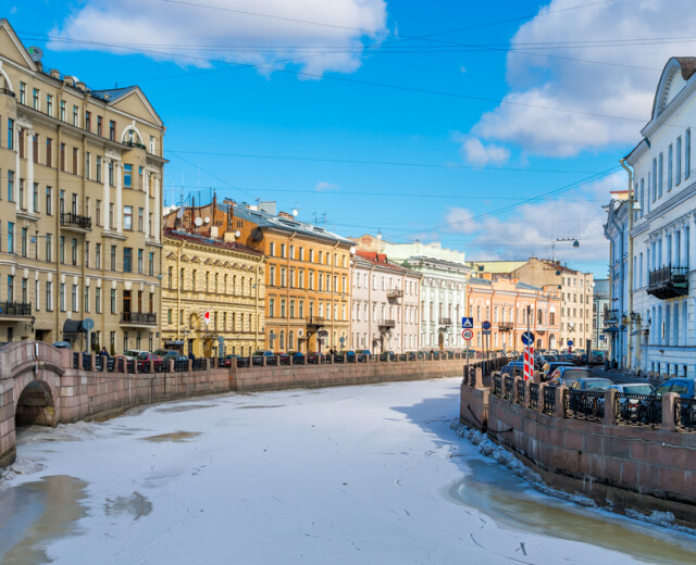 Цифровой рубль и запуск фонтанов в Петергофе: что изменится для петербуржцев в апреле