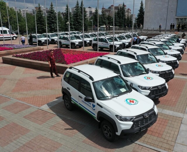 Больницам Башкортостана вручили новые автомобили
