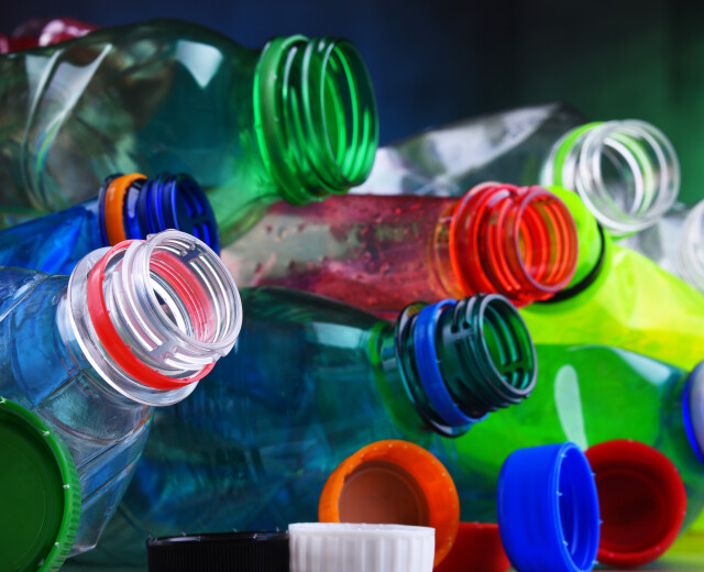 Цветные пластиковые бутылки и тары могут запретить с 2024 года