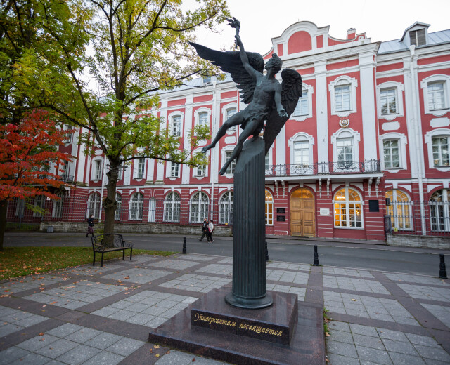 В Петербурге пропала статуя «Крылатого гения»