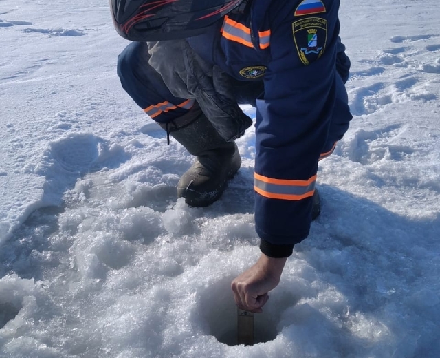 Новосибирские спасатели измерили толщину льда на Оби