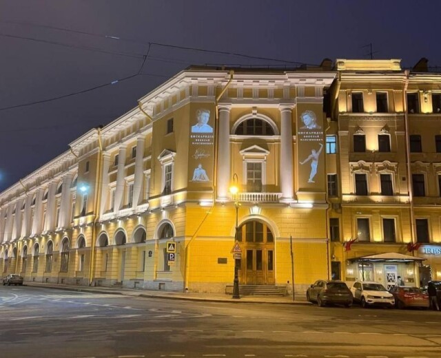 Фасады зданий на площади Ломоносова украсили световыми проекциями выдающихся деятелей Петербурга