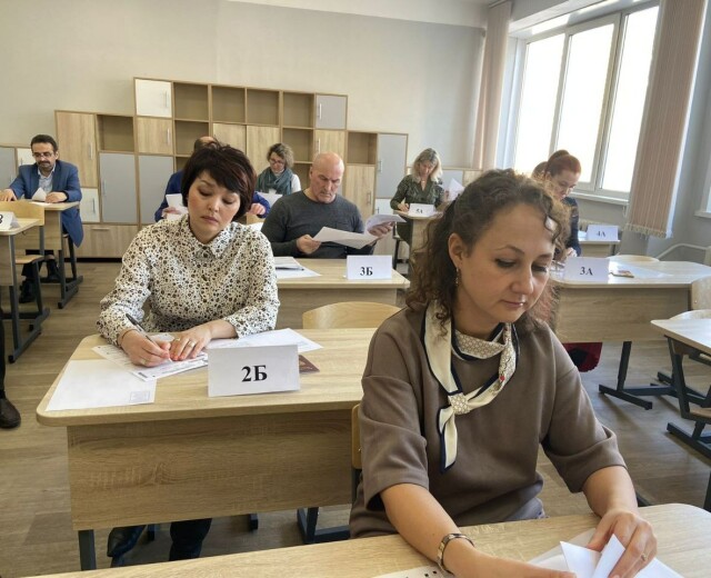 Новосибирские родители сдали пробный ЕГЭ по истории