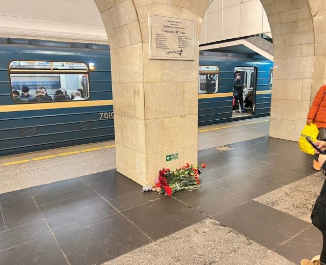 В Петербурге создаются стихийные мемориалы в память о жертвах теракта в «Крокусе»