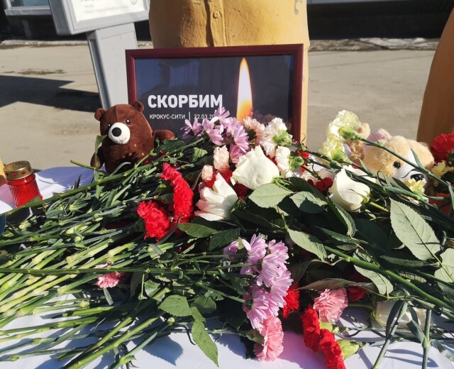 Уфимцы несут цветы, игрушки и свечи в память о жертвах теракта в «Крокус Сити Холле»