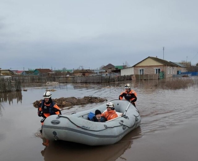 Уфимские спасатели помогают людям в Оренбургской области после наводнения