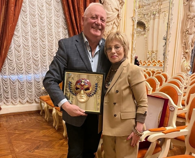 Руководителю Новосибирского Музыкального театра Леониду Кипнису вручили «Золотую маску»
