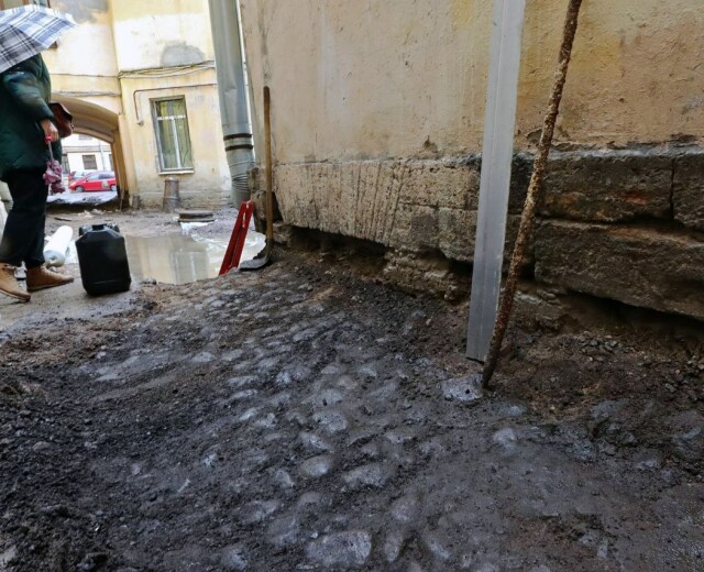 В Петербурге под асфальтом обнаружили булыжную мостовую. Но коммунальщики ее уничтожили