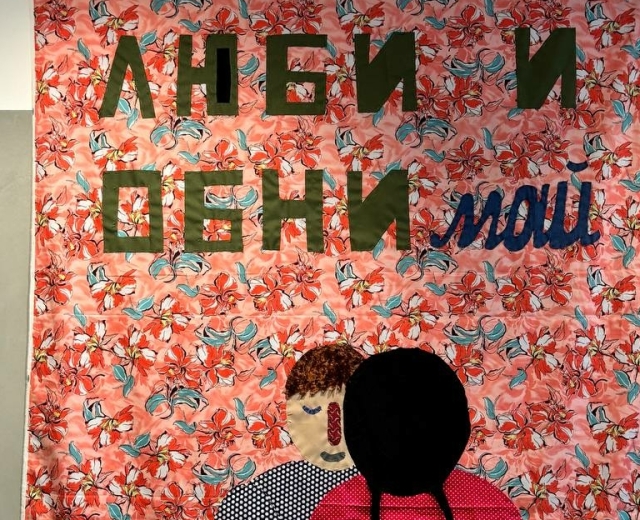 Выставка «люби и обниМАЙ» с вышивкой Саши Браулова открылась в Masters bookstore
