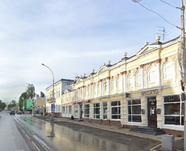 С исторического здания на Сибирской потребовали снять вывески