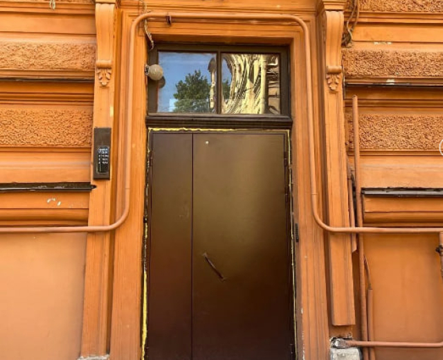 Во флигеле князя Алексея Александровича заменили входную дореволюционную дверь на новодел