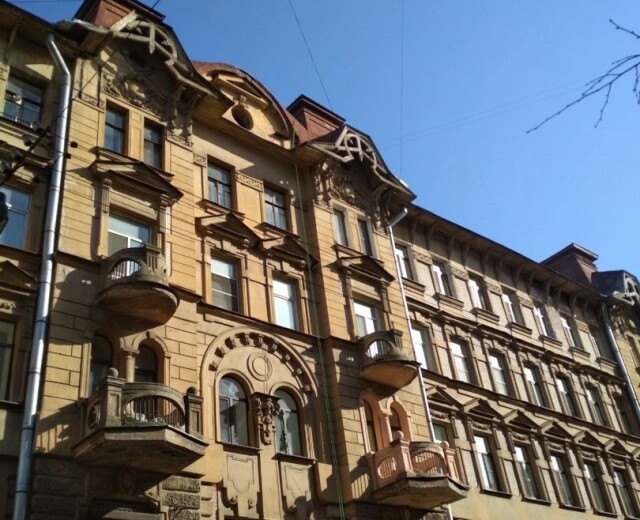 Жильцы доходного дома Кузнецова протестуют против демонтажа старинных балконов