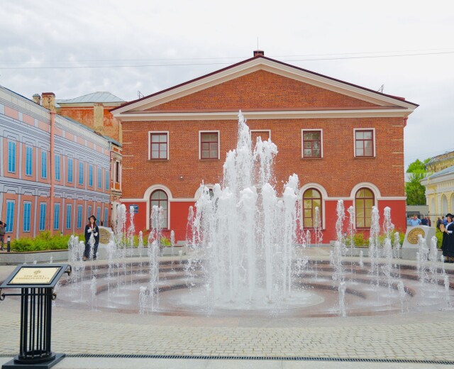 На Университетской набережной открылся фонтан «Петр Первый»