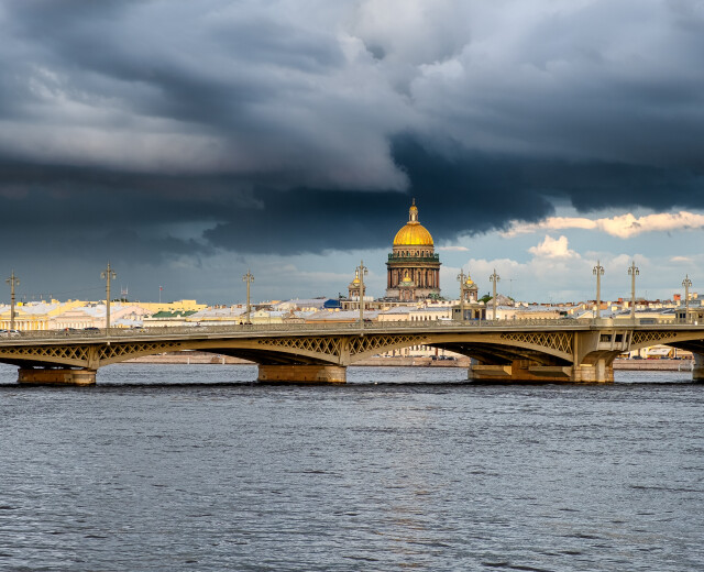 Смерчи, град и ливень: на Петербург надвигается настоящий шторм