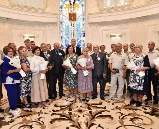 70 супружеских пар-долгожителей из Новосибирской области получили медали «За любовь и верность»