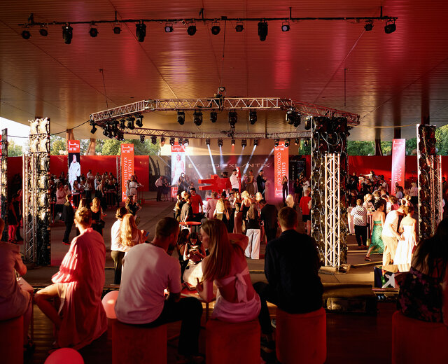 Орыс порносы: Әйелі достарымен моншада