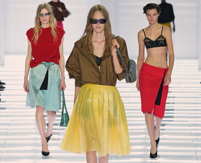 Prada: юбки (из парчи, кожи и псевдо-ПВХ!) стали главным хайлайтом весенне-летнего показа Миуччи Пр…