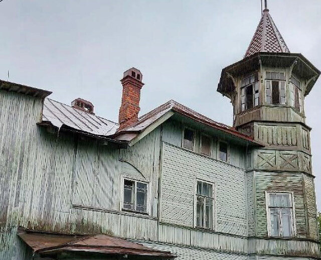 «Почту России» через суд обязали законсервировать деревянную дачу в Горской