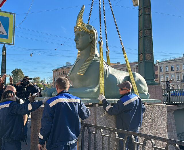 Сфинксы вернулись на Египетский мост после очередной реставрации